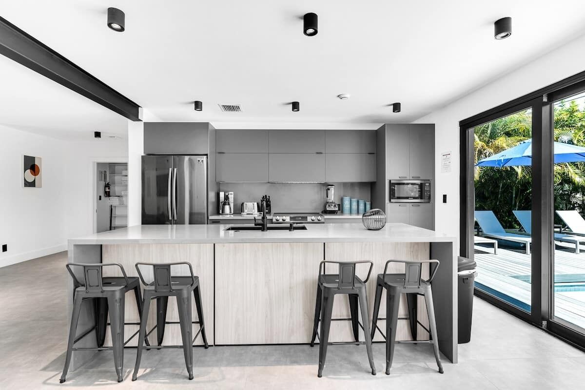 Jääkaappi, mikroaaltouuni, uuni, liesi