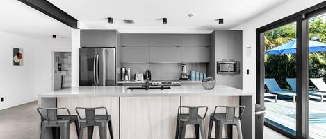 Jääkaappi, mikroaaltouuni, uuni, liesi