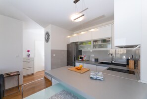Fridge, microwave, oven, stovetop - Brand new, amazing view, parking included (Split)