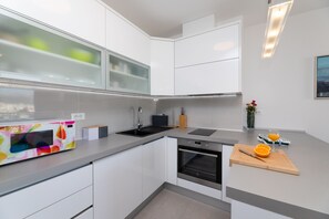 Kühlschrank, Mikrowelle, Ofen, Herdplatte