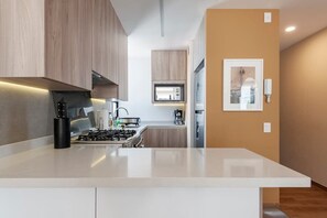 Refrigerador, microondas, horno y parrilla de estufa 