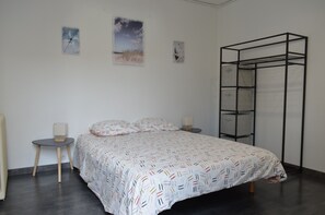 2 bedrooms, iron/ironing board, free WiFi, bed sheets