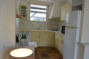 Een koelkast, een microgolfoven, een oven, een kookplaat