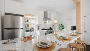 Geladeira, micro-ondas, fogão, cooktop