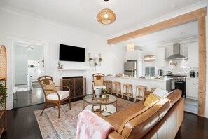 Smart TV, books - The Charleston Suites: The Poppy Suite - A top floor bohemian dream (Charleston)