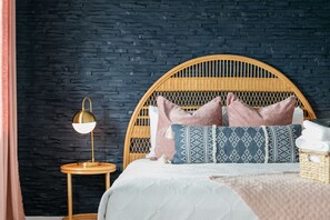 3 bedrooms, desk, iron/ironing board, travel crib - The Charleston Suites: The Poppy Suite - A top floor bohemian dream (Charleston)