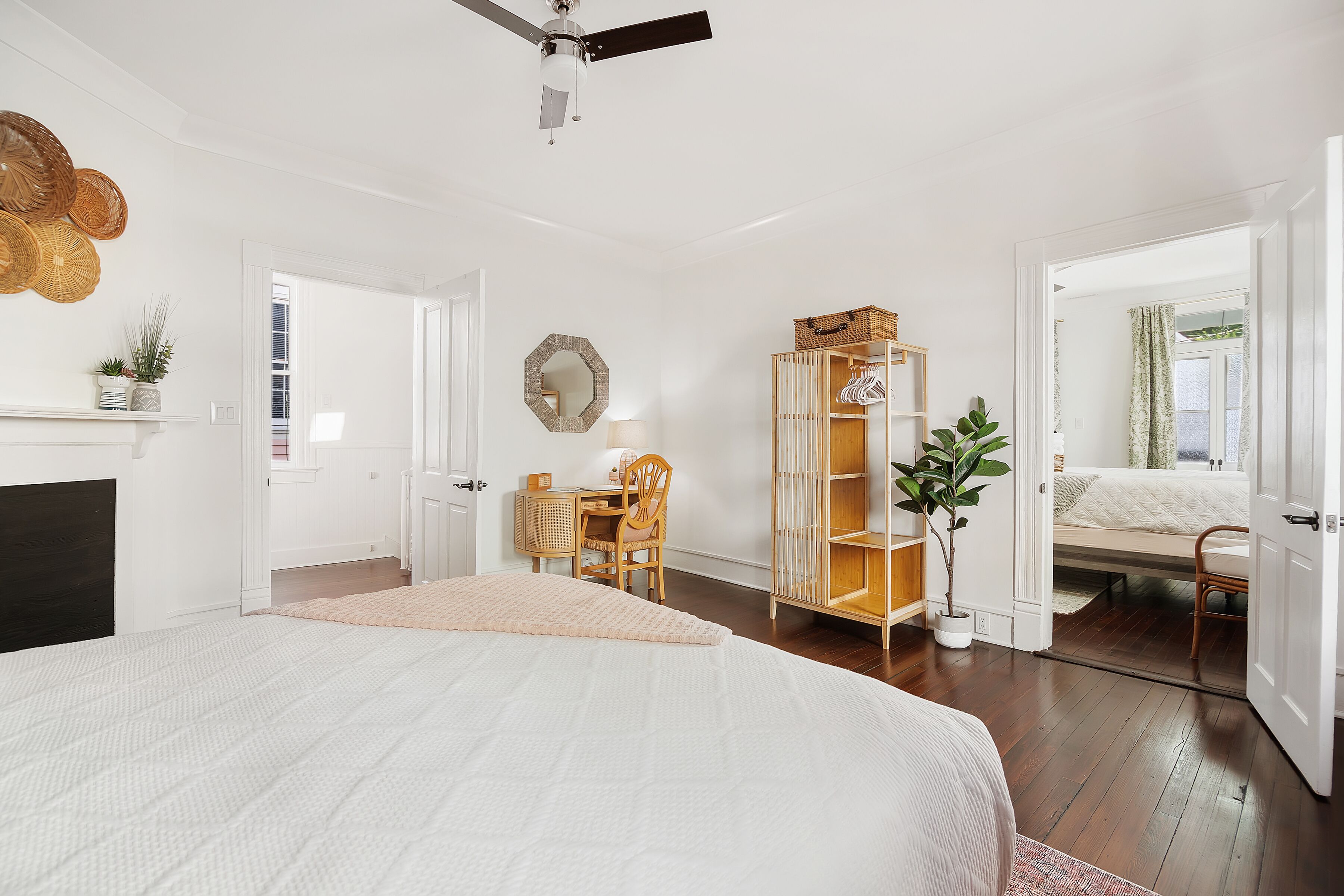 3 quartos, escrivaninha, ferros/tábuas de passar roupa, berço de viagem