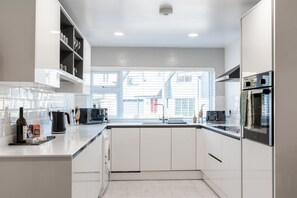 Fridge, microwave, oven, stovetop - Tinners Rest (Polgooth)