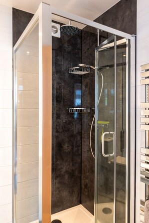 Douche, serviettes fournies, savon, papier toilette