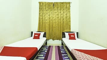 Room, 3 Bedrooms | 3 bedrooms, desk, free WiFi, bed sheets