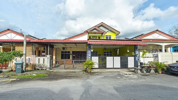 A two-story building with a red roof, a covered entrance, and a gated driveway. - OYO Home 90492 Sena Homestay (Pokok Sena)