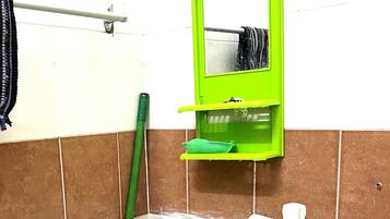 Zimmer, 3 Schlafzimmer | Badezimmer | Dusche, kostenlose Toilettenartikel, Handtücher