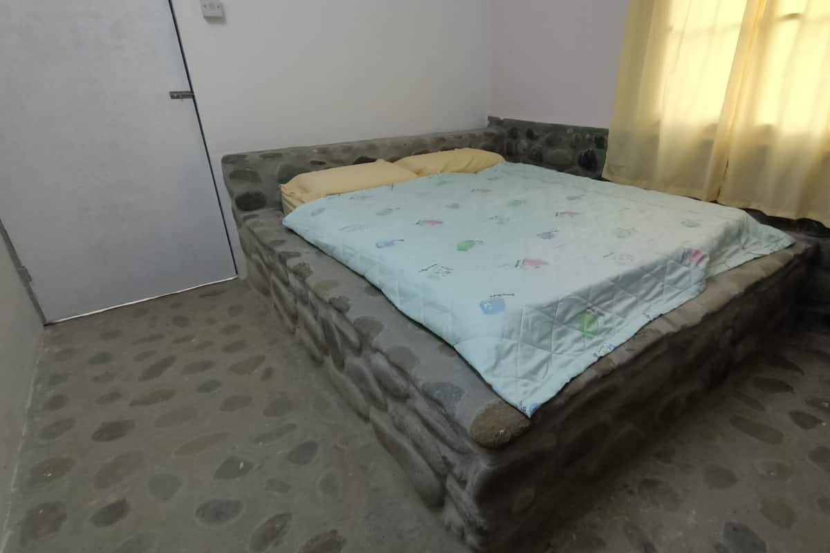 Chambre, salle de bains commune
