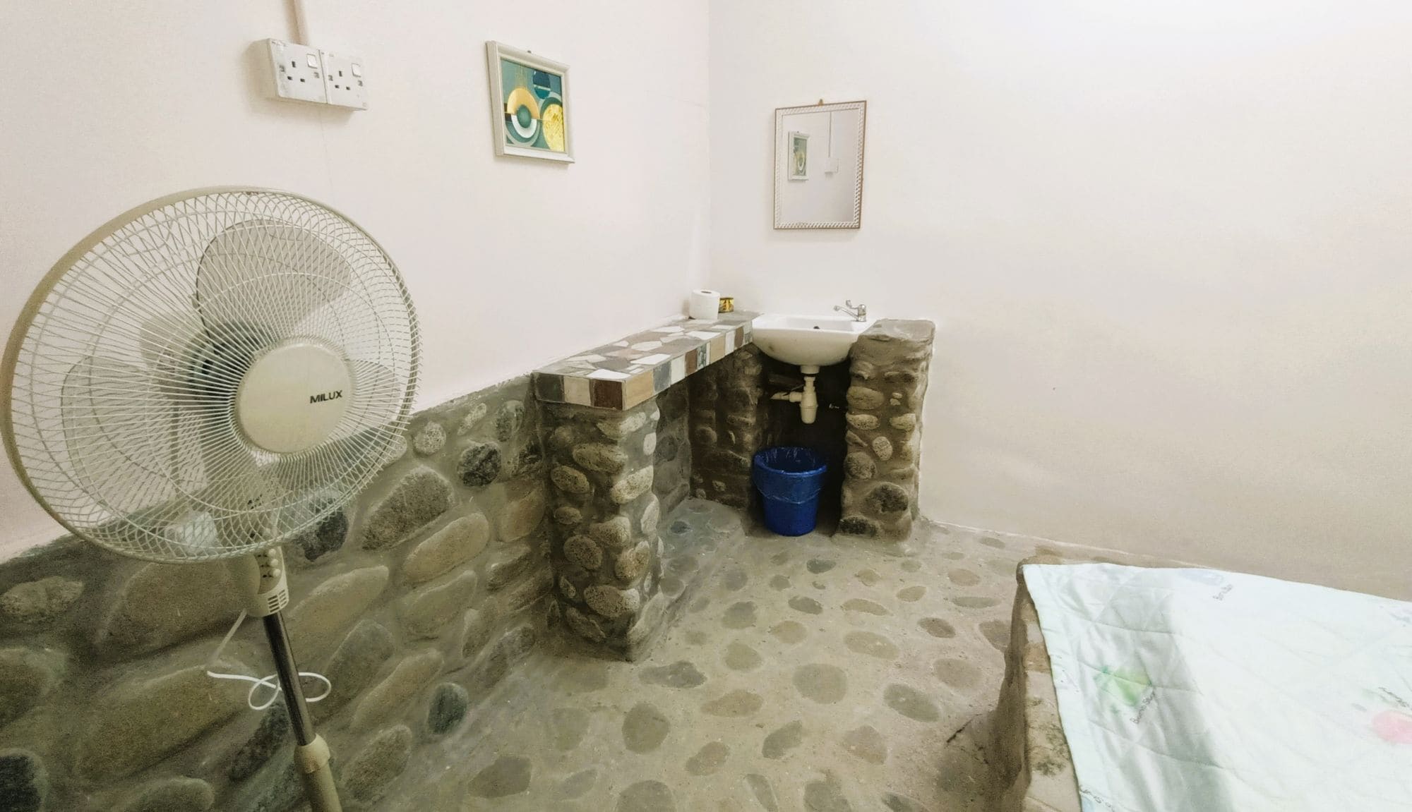 Room, Shared Bathroom | Desk, WiFi (free), bed sheets