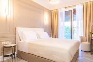 1 slaapkamer, een kluis op de kamer, een bureau