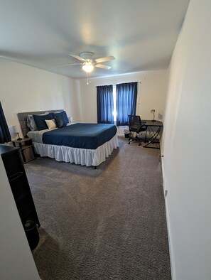 3 habitaciones, escritorio, tabla de planchar con plancha y wifi gratis