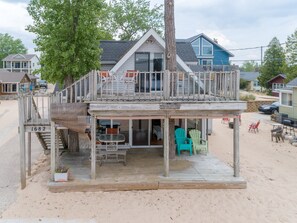 Outdoor dining - Cozy Beach Cottage w/ Amazing Lake Views, Beach (Muskegon)