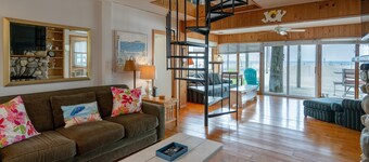 Cozy Beach Cottage w/ Amazing Lake Views, Beach