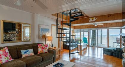 Cozy Beach Cottage w/ Amazing Lake Views, Beach