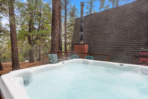 Zen Den - Walk to Slopes, Hot Tub, Fireplace, Deck, Barbecue