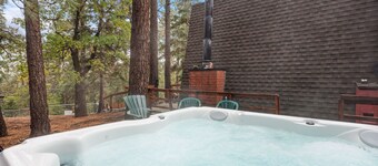 Zen Den - Walk to Slopes, Hot Tub, Fireplace, Deck, Barbecue