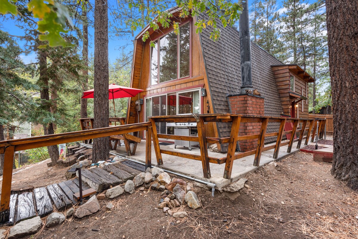Zen Den - Walk to Slopes, Hot Tub, Fireplace, Deck, Barbecue