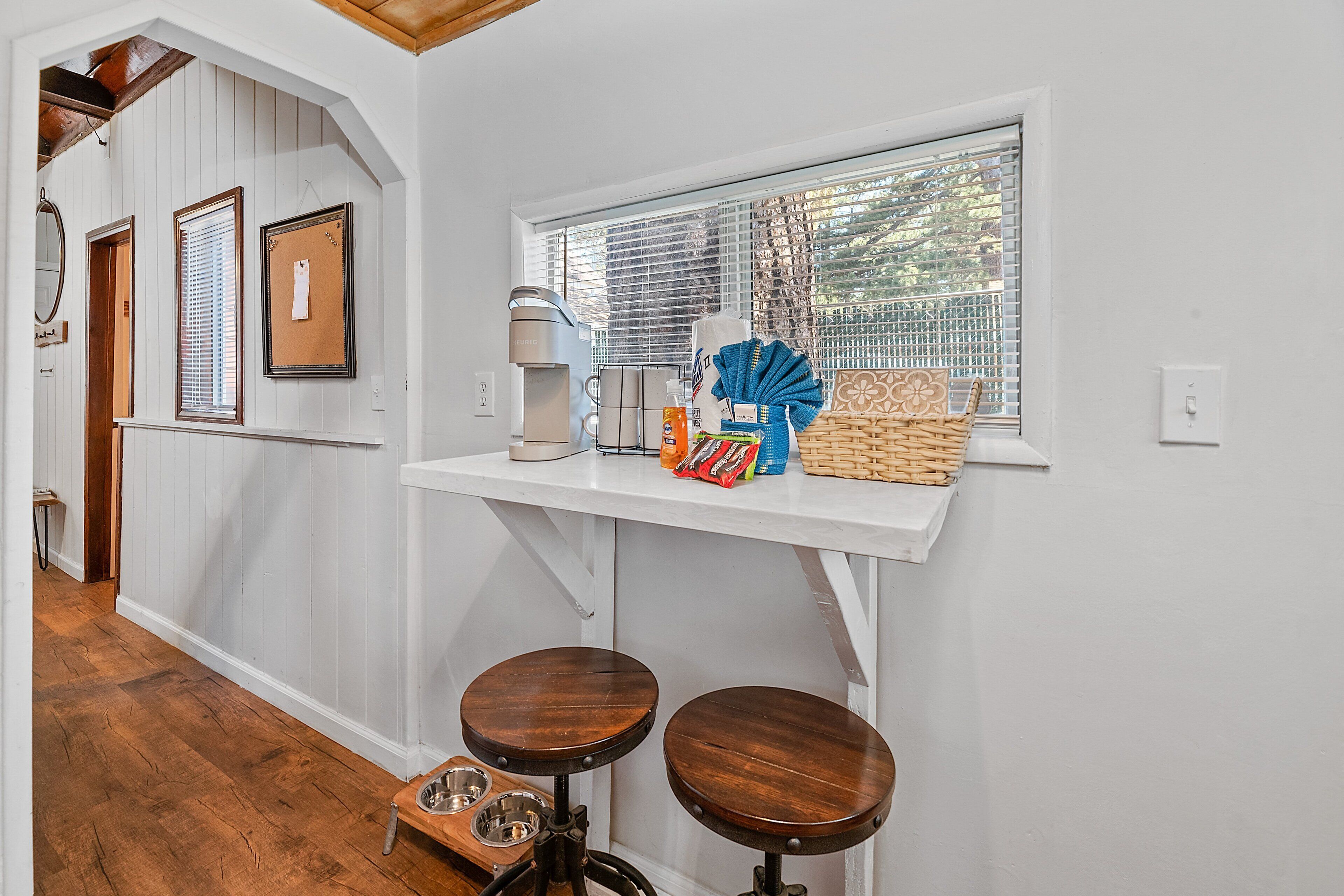 The Vintage Bear Cabin - wonderful, well appointed cabin with a native rock fireplace!