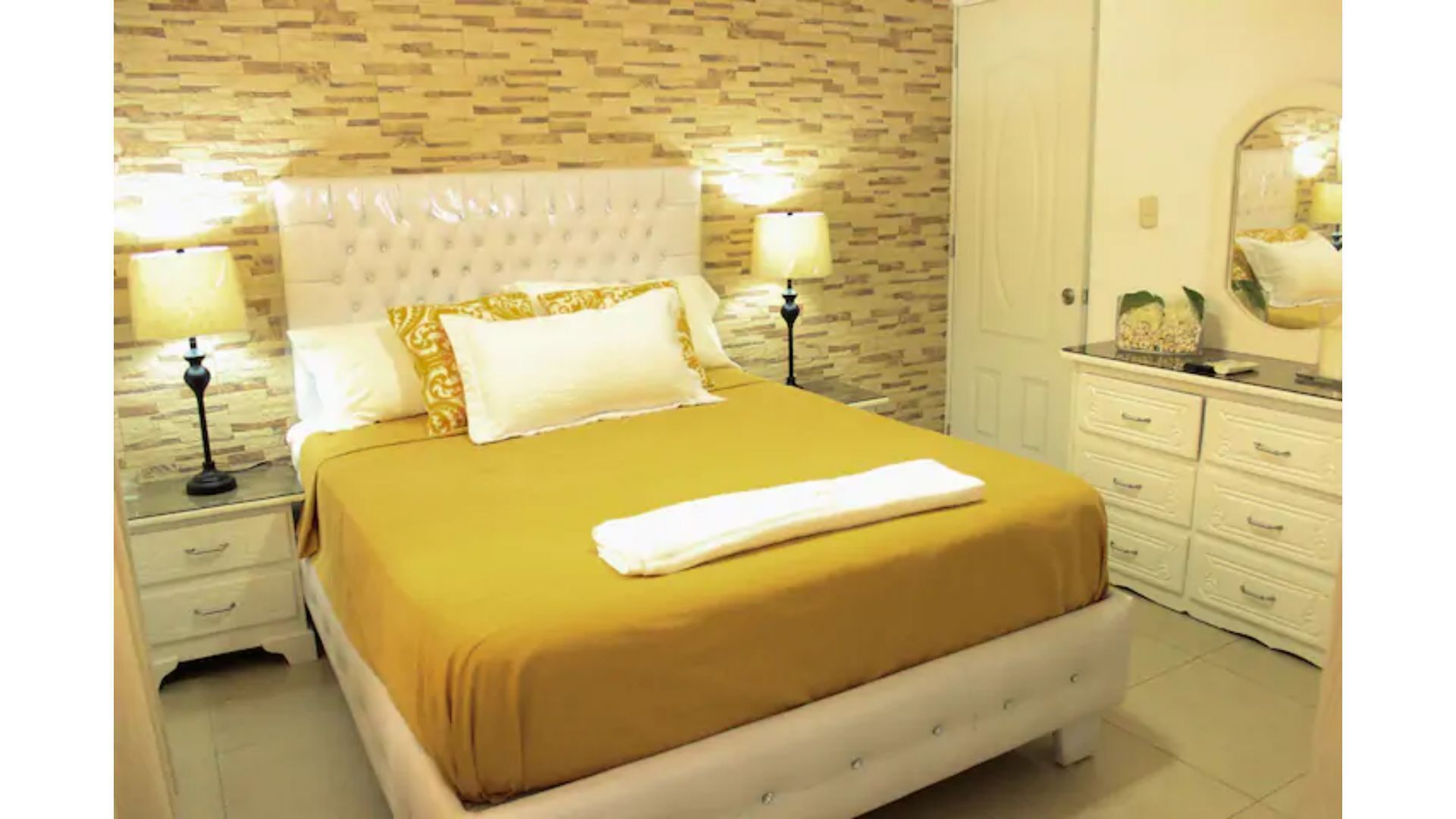 3 chambres, coffres-forts dans les chambres, fer et planche à repasser