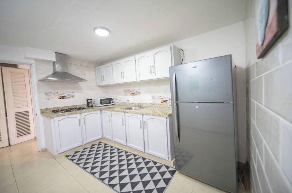 Micro-ondes, plaque de cuisson, cafetière/bouilloire, grille-pain