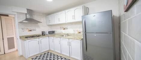 Micro-ondas, cooktop, cafeteira/chaleira, torradeira