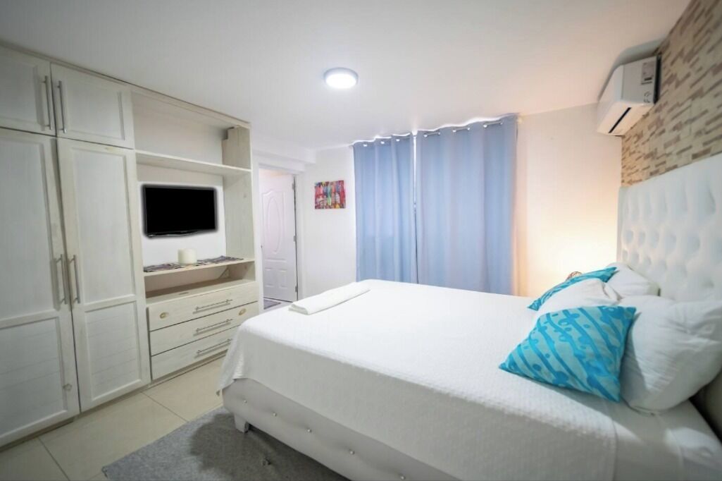 3 bedrooms, in-room safe, iron/ironing board, free WiFi
