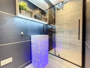 Combined shower/tub, hair dryer, towels - Front of the festival palace and 50m from the beaches (Cannes)