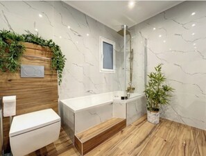 Ensemble baignoire-douche, séchoir à cheveux, serviettes fournies