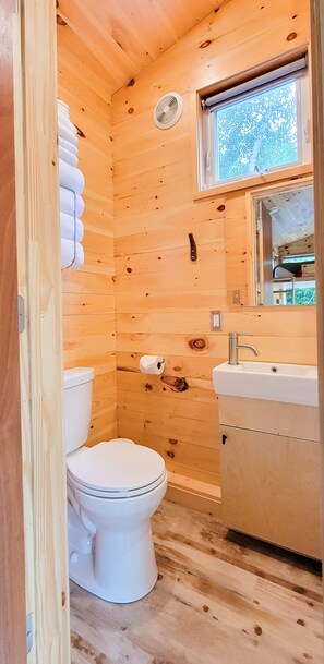 The Cardinal (Site 1) | Bathroom | Shower, towels, soap, toilet paper - Trailside Stays (Rumney)