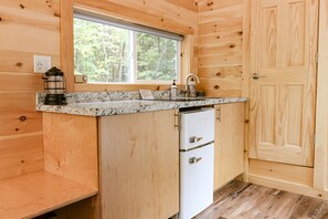 The Robin (Site 2) | Private kitchenette | Mini-fridge, stovetop, coffee/tea maker, cookware/dishes/utensils - Trailside Stays (Rumney)