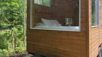 The Blue Jay (Site 3) | Laptop workspace, blackout curtains, free WiFi, bed sheets