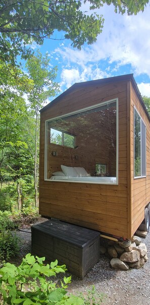 The Blue Jay (Site 3) | Laptop workspace, blackout curtains, free WiFi, bed sheets - Trailside Stays (Rumney)