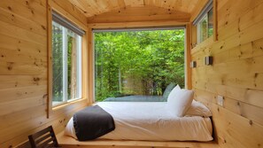 The Robin (Site 2) | Laptop workspace, blackout drapes, free WiFi, bed sheets - Trailside Stays (Rumney)