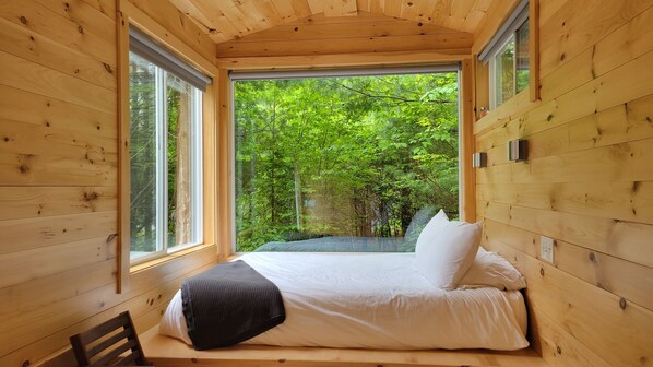 The Robin (Site 2) | Laptop workspace, blackout curtains, free WiFi, bed sheets - Trailside Stays (Rumney)