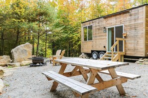 The Snowy Owl (Site 5) | Laptop workspace, blackout curtains, free WiFi, bed sheets - Trailside Stays (Rumney)