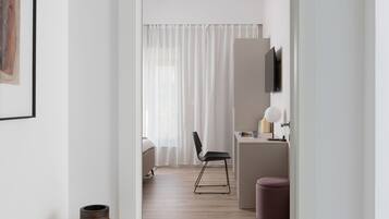 2 bedrooms, in-room safe, desk, iron/ironing board