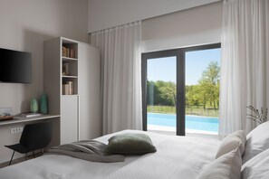 2 bedrooms, in-room safe, desk, iron/ironing board