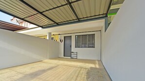 A spacious, open-plan area with a high ceiling and a metal roof. - OYO 90493 JL Homestay (Segamat)