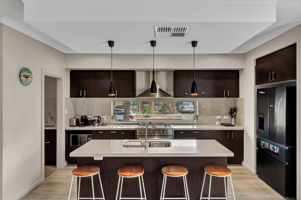 Kühlschrank, Mikrowelle, Ofen, Wasserkocher mit Kaffee-/Teezubehör