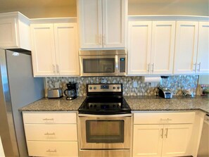 Kühlschrank, Mikrowelle, Ofen, Herdplatte