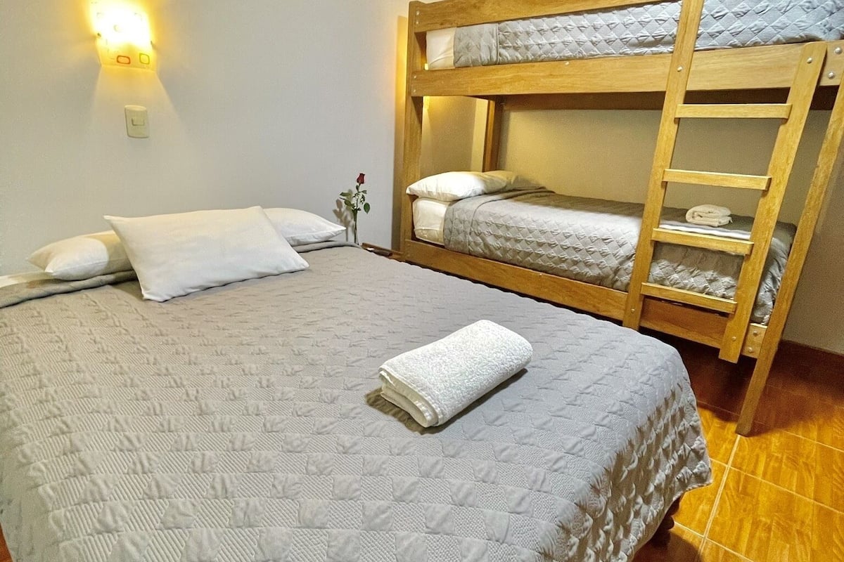 Chambre triple | Couette en duvet, bureau, espace de travail pour ordinateurs portables