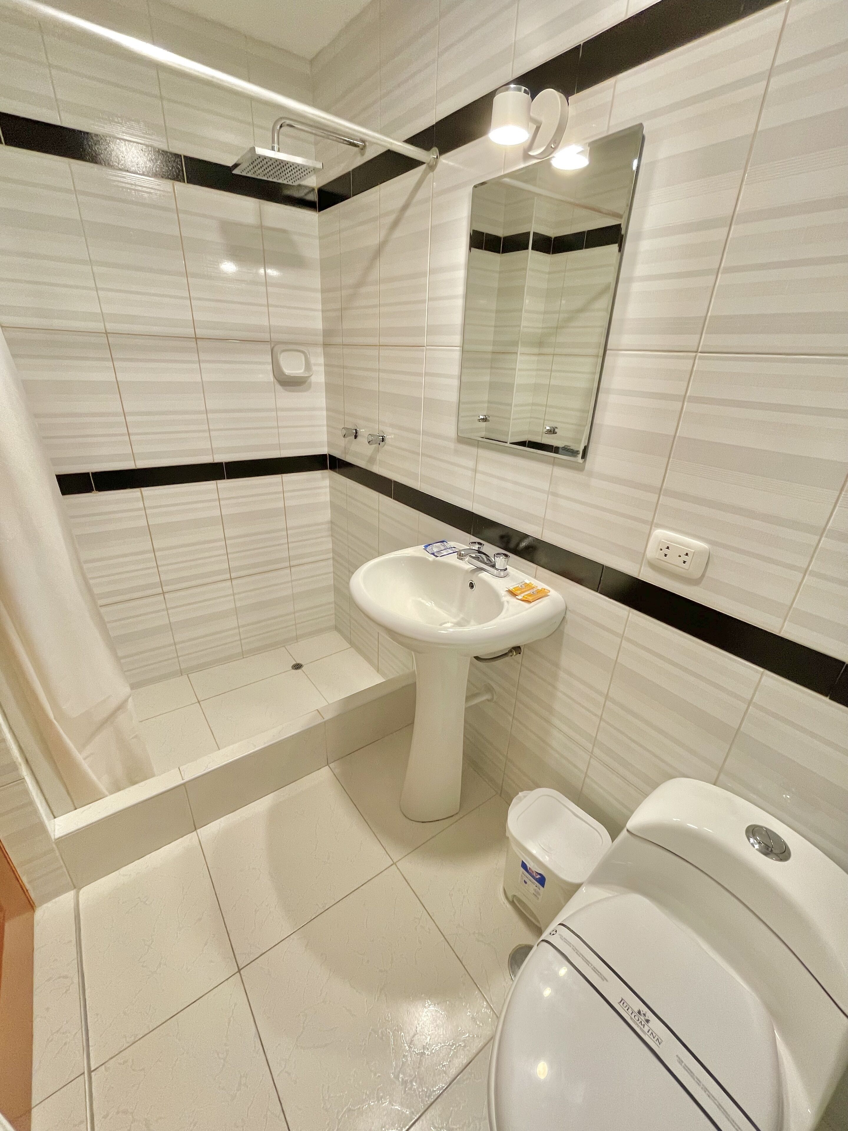 Shower, rainfall showerhead, heated floors, towels