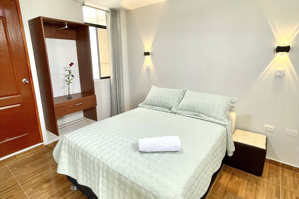 Couette en duvet, bureau, espace de travail pour ordinateurs portables