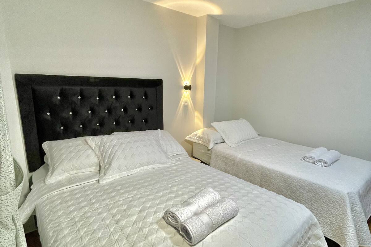 Chambre avec lits jumeaux | Couette en duvet, bureau, espace de travail pour ordinateurs portables