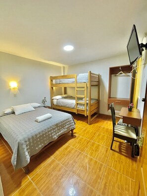 Kamar Triple | Selimut bulu angsa dan didekorasi berbeda-beda